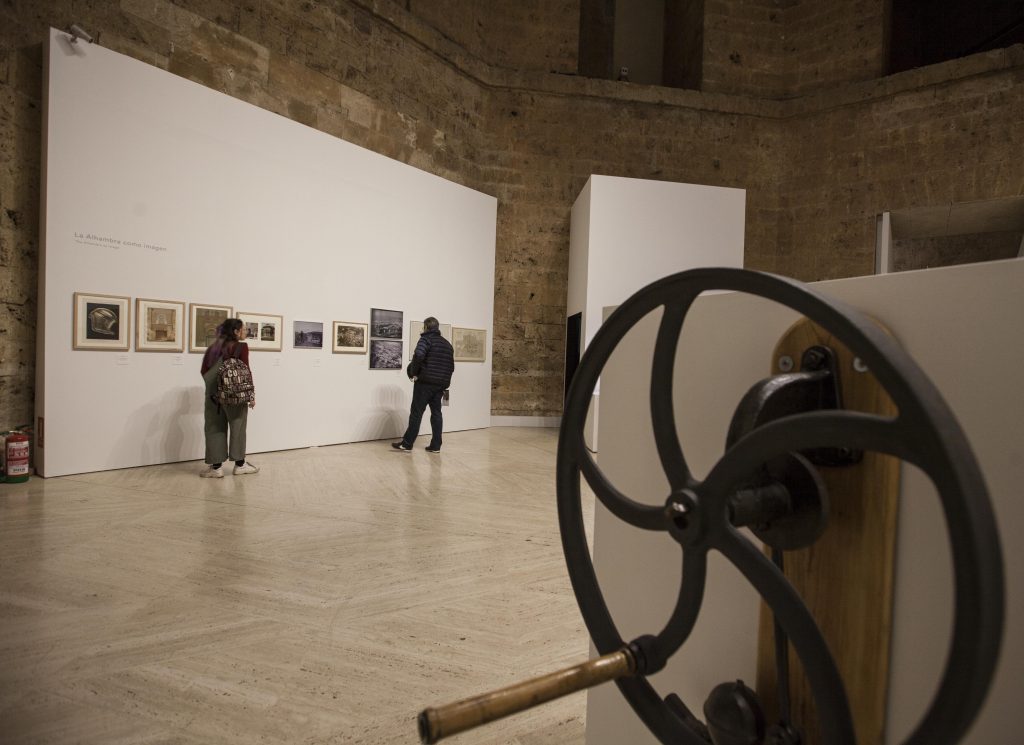 La consejera de Cultura y Patrimonio Histórico inaugura en la Alhambra la exposición ‘Monumento y Modernidad’ en el 150 aniversario de su declaración como bien cultural