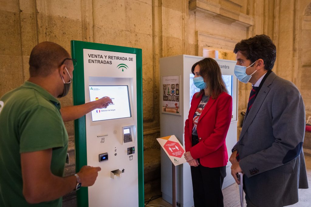 La Alhambra instala una máquina expendedora en el Palacio de Carlos V para facilitar la venta y recogida de entradas
