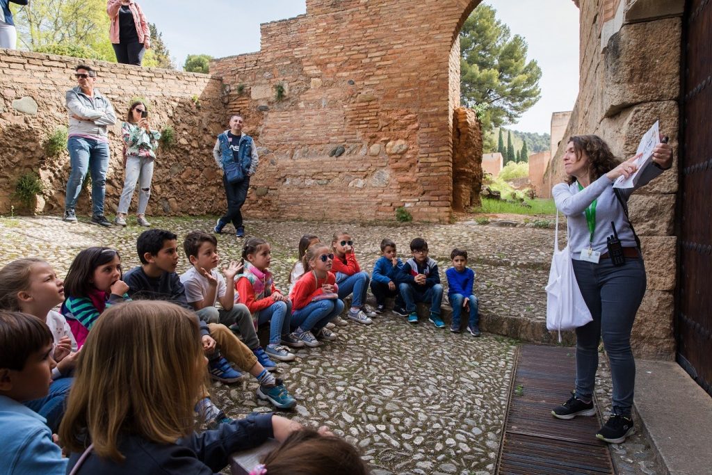 La Alhambra ofrece en otoño un nuevo ciclo de visitas guiadas para familias