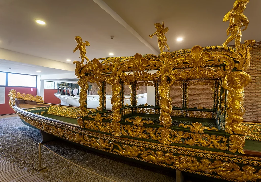 La góndola encargada en Nápoles por Carlos II en 1683 para su uso en el Estanque Grande de El Retiro, exhibida en el Museo de Falúas Reales de Aranjuez. Matías Nieto