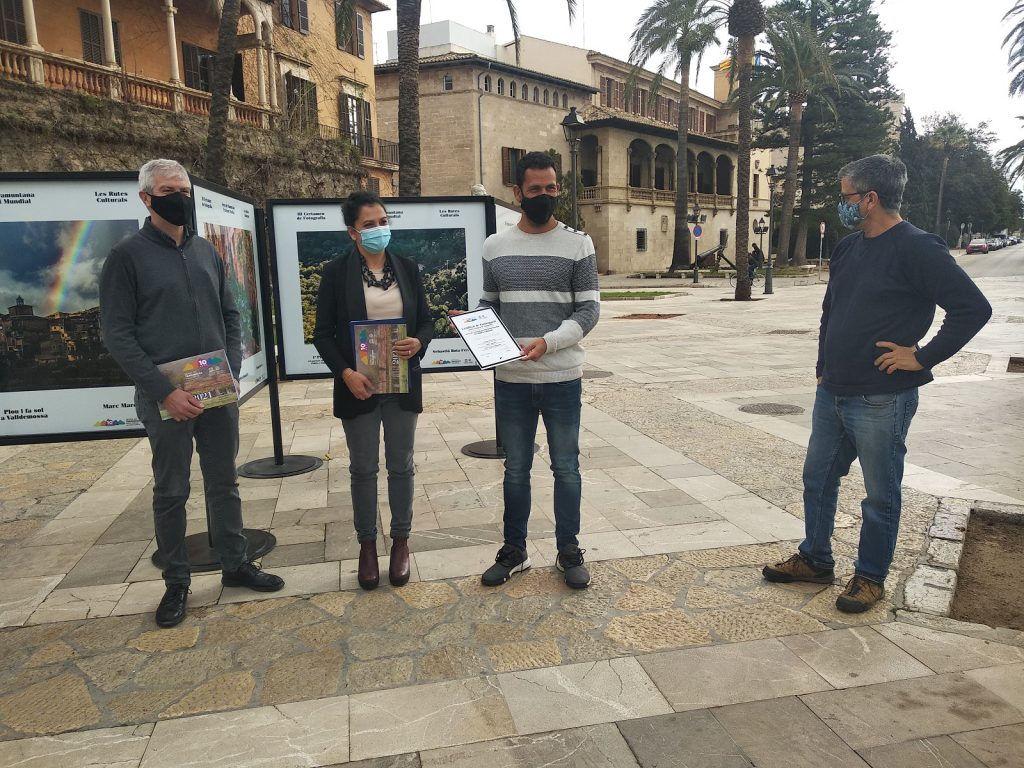 La exposición del III Certamen de Fotografía Serra Tramuntana, atrae la atención del público en pleno centro de Palma