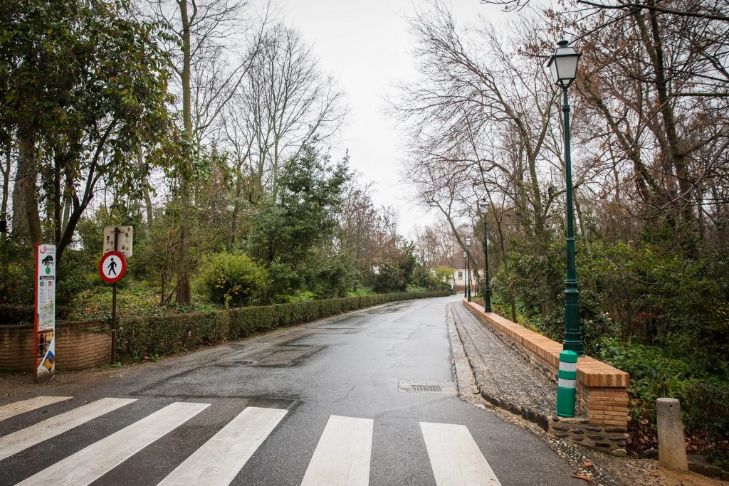 La Alhambra mejora el entorno del Paseo de la Sabika y su tránsito peatonal