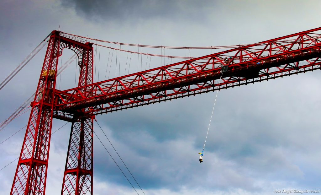 Puente Bizkaia realiza una revisión y limpieza de las ménsulas vigas carrileras
