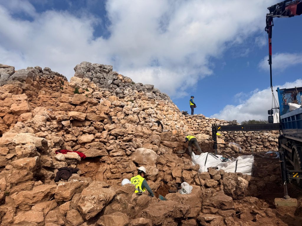 Los trabajos en el talayot central de Torre d’en Galmés documentan una escalera monumental desconocida